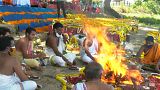 کرونا در هند؛ ۱۲۰۰ گلدان سفالی حاوی خاکستر قربانیان به رودخانه سپرده شد