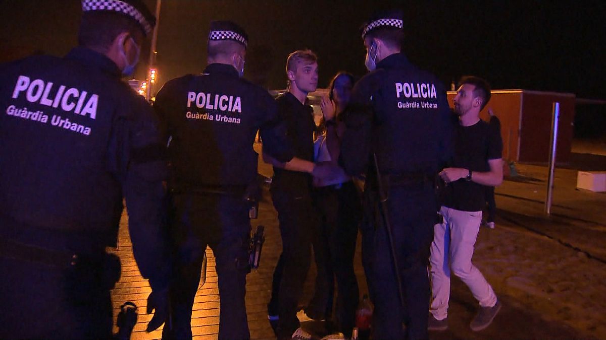 شاهد: الشرطة الإسبانية تجلي آلاف الأشخاص من شوارع برشلونة