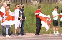 Decine di esiliati bielorussi si sono radunati al confine tra Polonia e Bielorussia per chiedere la riapertura del confine