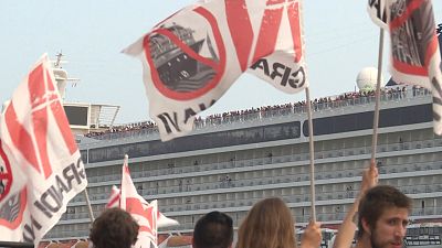 تصاویری از ونیز؛ اعتراض‌ حامیان محیط زیست به پهلوگیری کشتی‌های تفریحی