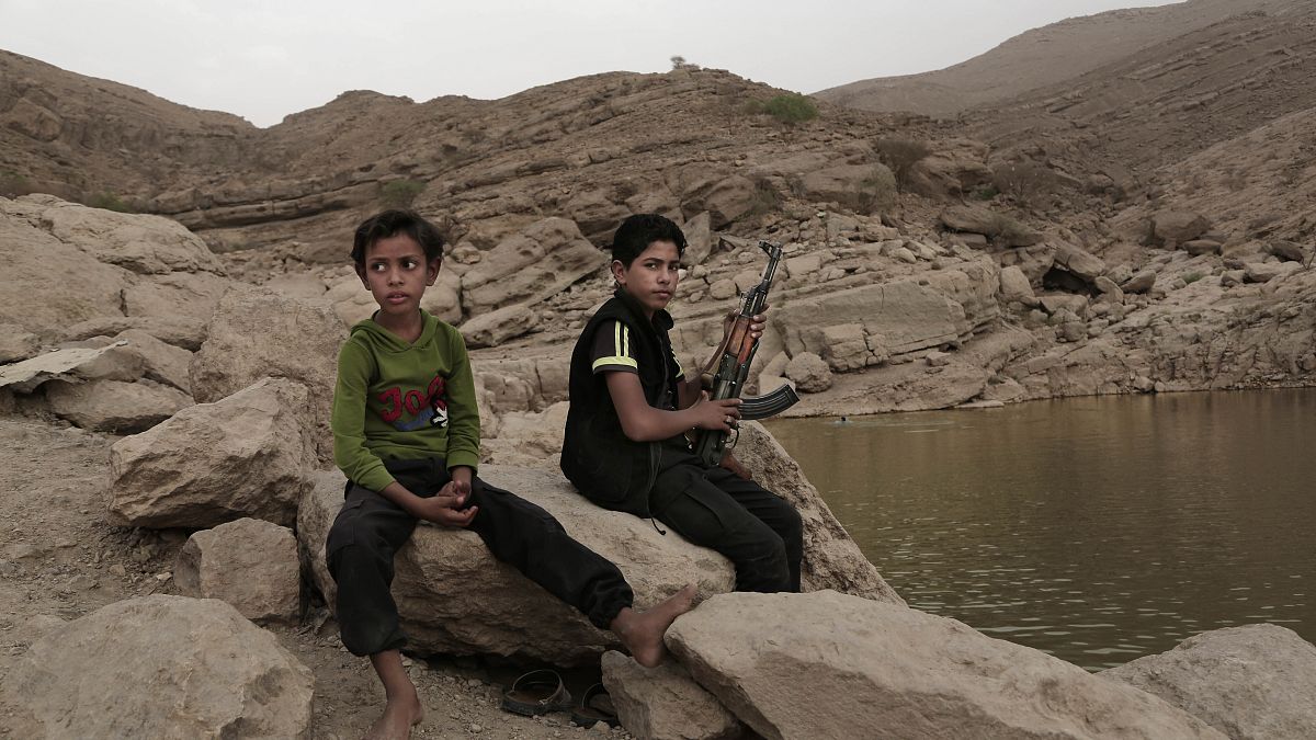 طفل بحمل سلاحه عند سد مارب في اليمن. 2018/07/30