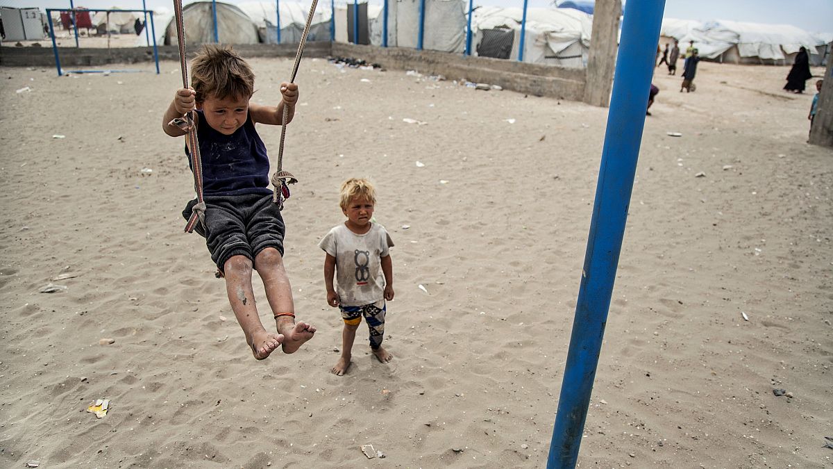 هولندا تتسلم سيدة وأربعة أطفال من عائلات داعش الموجودين في مخيمات تابعة لأكراد سوريا