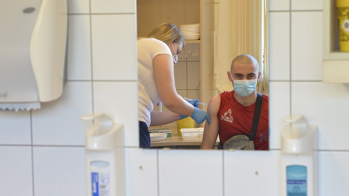 Oltás Győrben a Janssen egyadagos koronavírus elleni vakcinájával