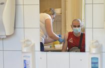 Oltás Győrben a Janssen egyadagos koronavírus elleni vakcinájával