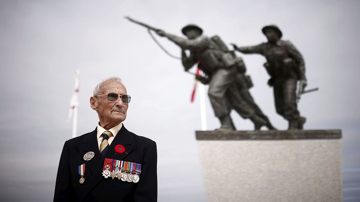 Un ancien combattant lors de l'inauguration du mémorial britannique à Ver/mer, le 06/06/2021