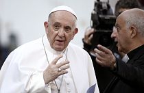 Ferenc pápa egy imádságra érkezik Vatikánvárosban