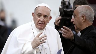 Ferenc pápa egy imádságra érkezik Vatikánvárosban