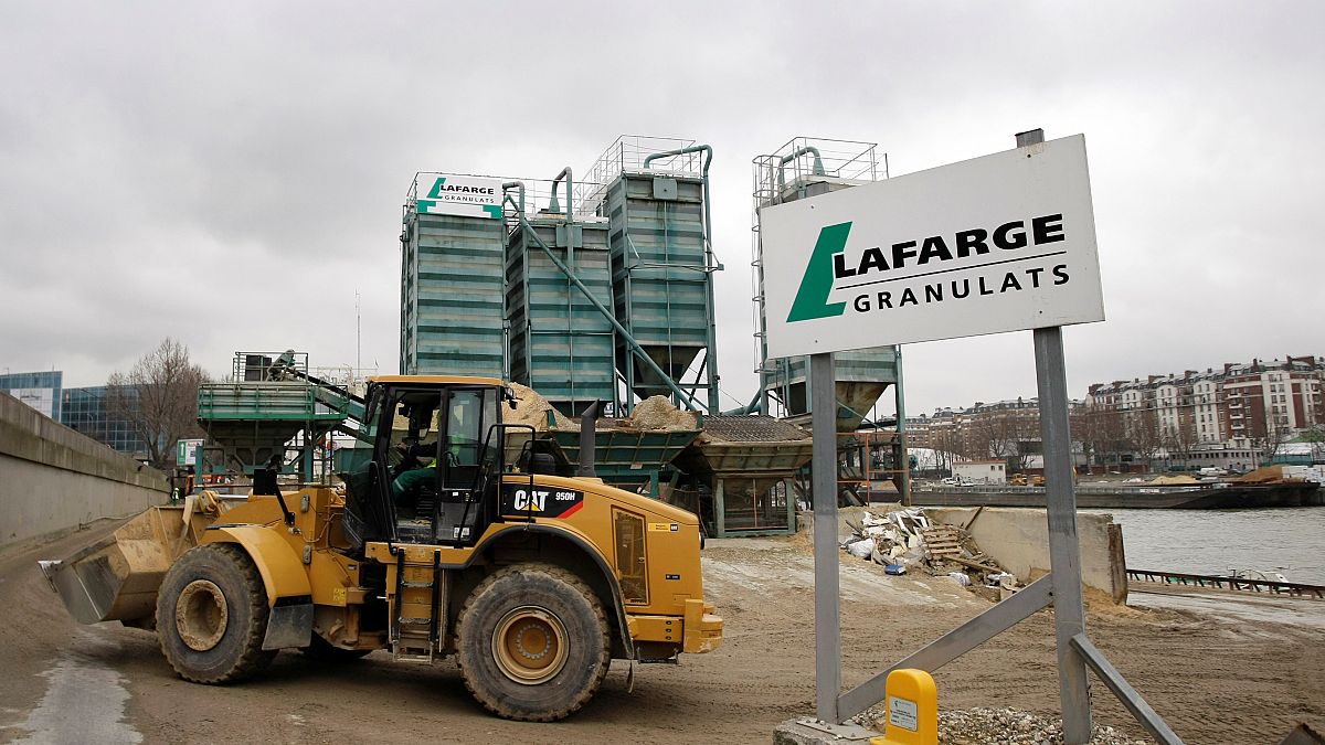 موقع به معدات بناء تابعة لمجموعة لافارج في باريس. 2009/02/18