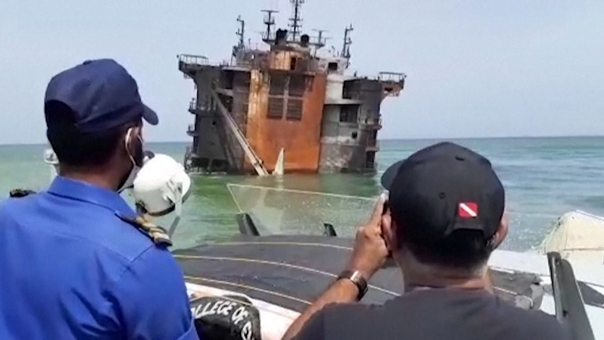 شاهد: الغواصون في سريلانكا يتحققون من تسرب للنفط من سفينة تغرق في عرض الساحل