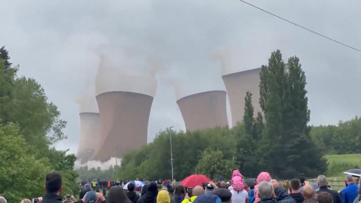 UK: Power station demolished