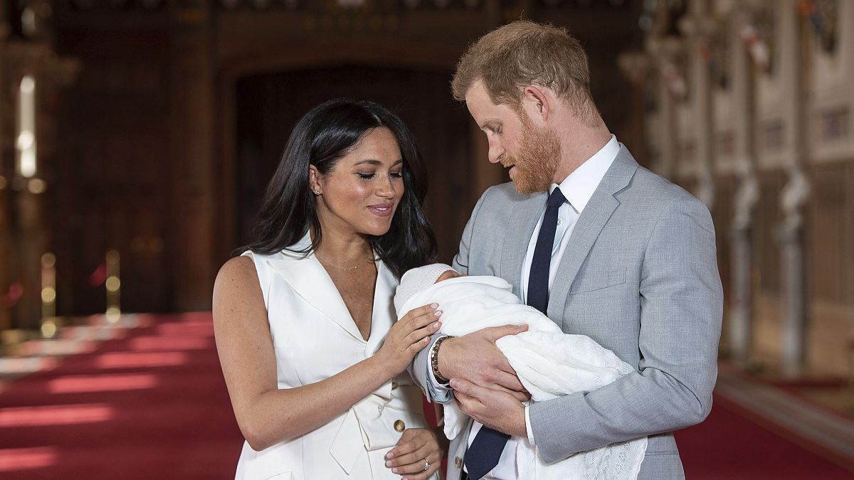 الأمير هاري وزوجته ميغان مع مولودهما آرتشي في ويندسور جنوب إنجلترا. 2019/08/05