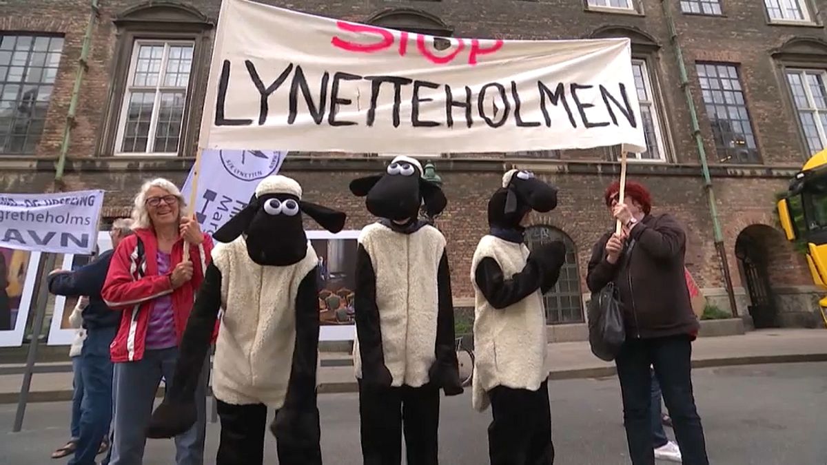 Manifestantes contra la construcción de la isla artificial en Copenhague