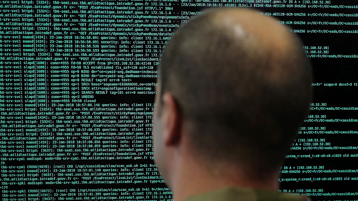 جندي يتابع رموزا على شاشة حاسوبه في وزارة الدفاع الفرنسية. 2018/01/23