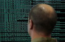 جندي يتابع رموزا على شاشة حاسوبه في وزارة الدفاع الفرنسية. 2018/01/23
