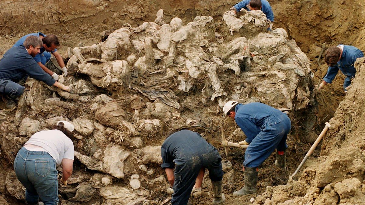 محققوا محكمة جرائم الحرب الدولية يزيلون التراب عن جثث عشرات ضحايا مجزرة سريبرينيتسا الذين دفنوا في مقبرة جماعية شمال شرقي توزلا. 1996/09/18