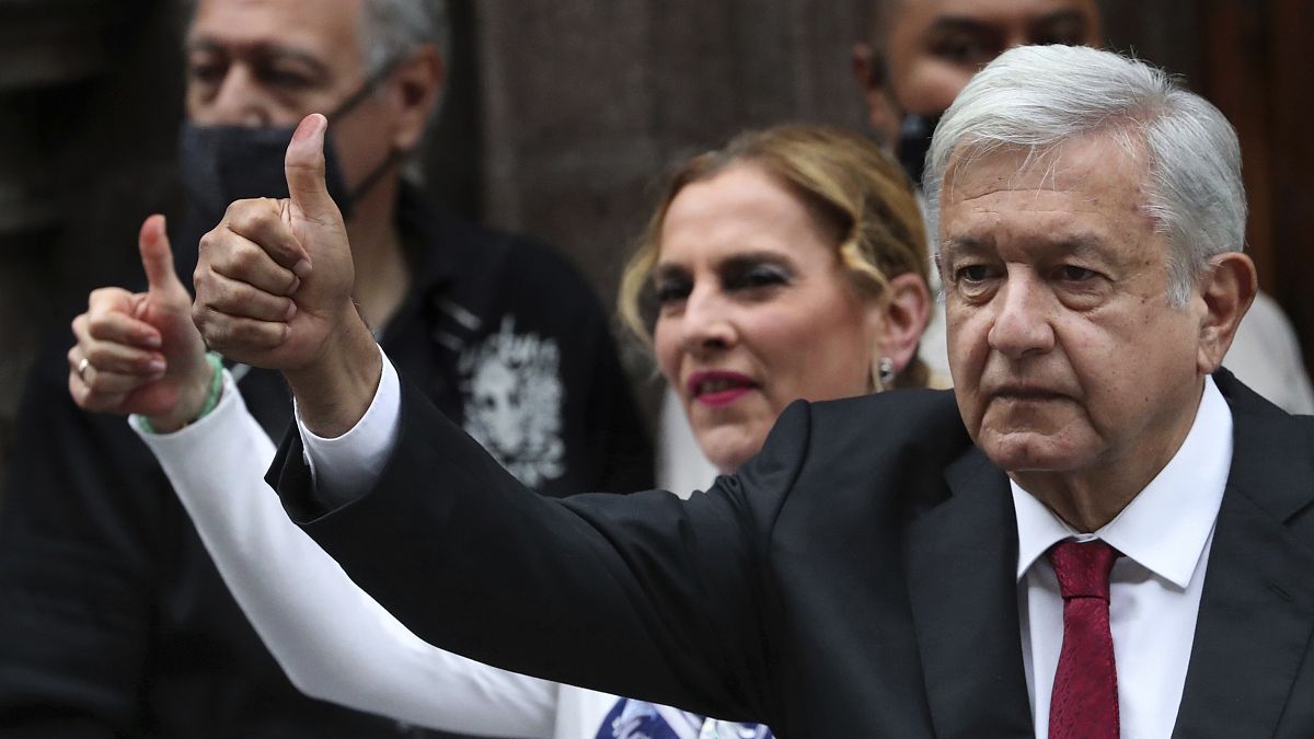 El presidente mexicano López Obrador tras depositar su voto en las urnas