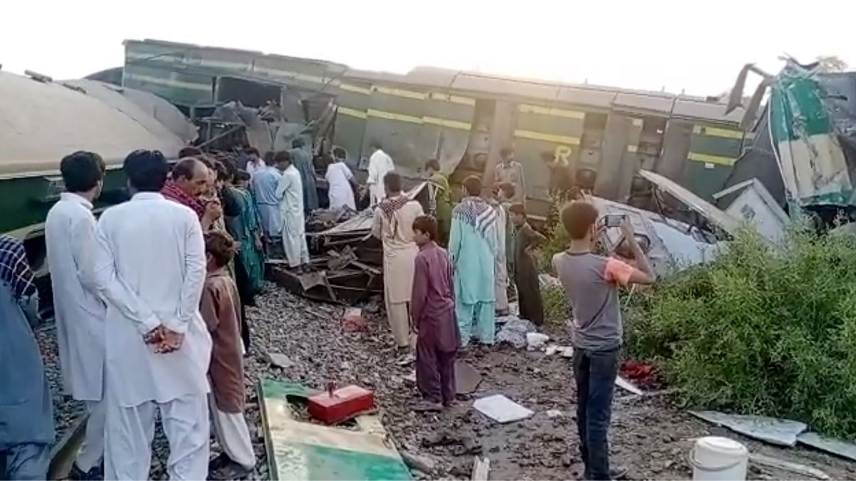 موقع اصطدام قطارين في جنوب باكستان يوم الإثنين 7 يونيو 2021