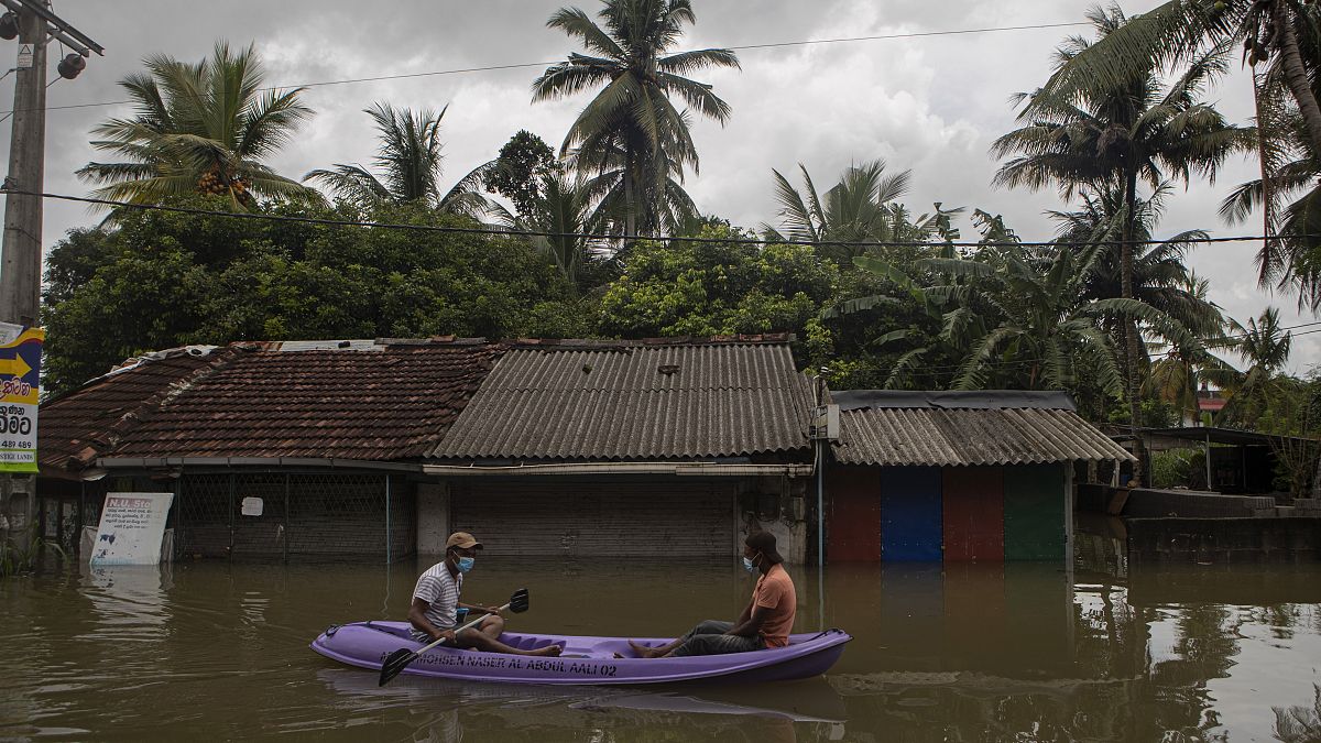 غمرت الفيضانات بلدات وقرى سريلانكية بشكل كامل 