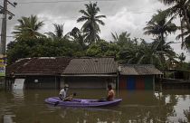 غمرت الفيضانات بلدات وقرى سريلانكية بشكل كامل 