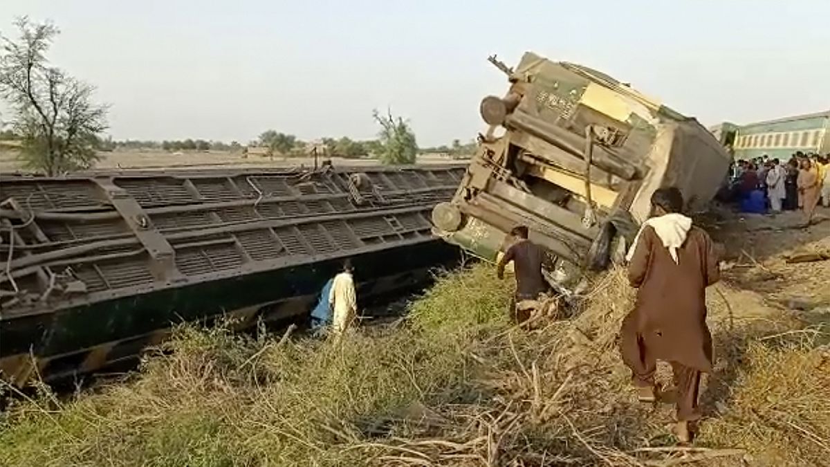 akistan'ın Sindh eyaletinde meydana gelen tren kazasında ilk belirlemelere göre 30 kişi öldü, 50 kişi yaralandı