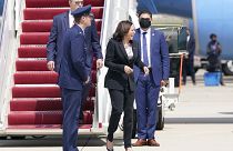 نائبة الرئيس الأميركي، كامالا هاريس، عند خروجها من طائرة "إير فورس تو"