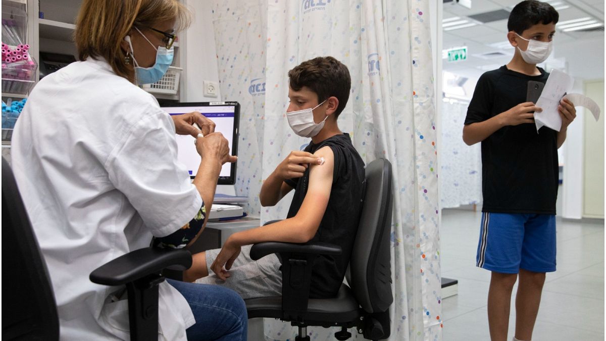 إسرائيل توسع حملة التطعيم ضد فيروس كورونا لتشمل المراهقين من 12-16 عاما