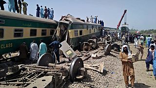 На юге Пакистана разбились два поезда