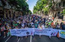 Résztvevők vonulnak a kínai Fudan Egyetem budapesti kampuszának létrehozása ellen meghirdetett tüntetésen a fővárosban, az Andrássy úton 2021. június 5-én.