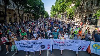 Résztvevők vonulnak a kínai Fudan Egyetem budapesti kampuszának létrehozása ellen meghirdetett tüntetésen a fővárosban, az Andrássy úton 2021. június 5-én.