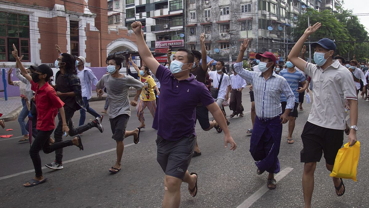 Γιανγκόν: Διαδήλωση - «αστραπή»