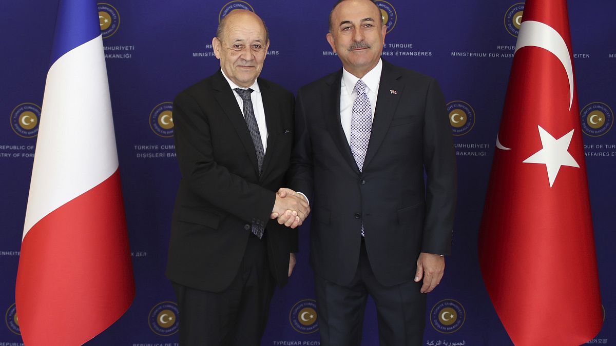 French Foreign Minister Jean-Yves Le Drian, left, and Turkey's Foreign Minister Mevlut Cavusoglu 