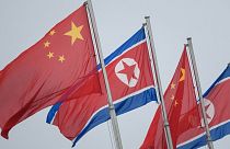 پرچم‌های کره شمالی و چین 