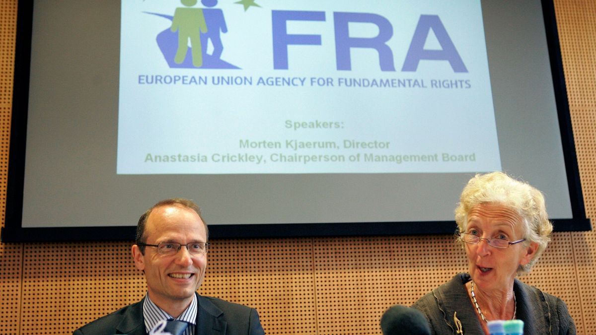 أناستازيا كريكلي، رئيسة مجلس إدارة وكالة الاتحاد الأوروبي للحقوق الأساسية ومورتن كياروم،  مدير الوكالة (أرشيف)