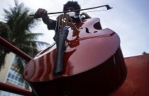 23χρονος μουσικός της ορχήστρας Maré do Amanhã στην παραλία Ιπανέμα