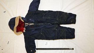 La imagen publicada por la policía noruega muestra la ropa que llevaba Artin cuando murió después de que la embarcación en la que viajaba su familia se hundiera en 2020.