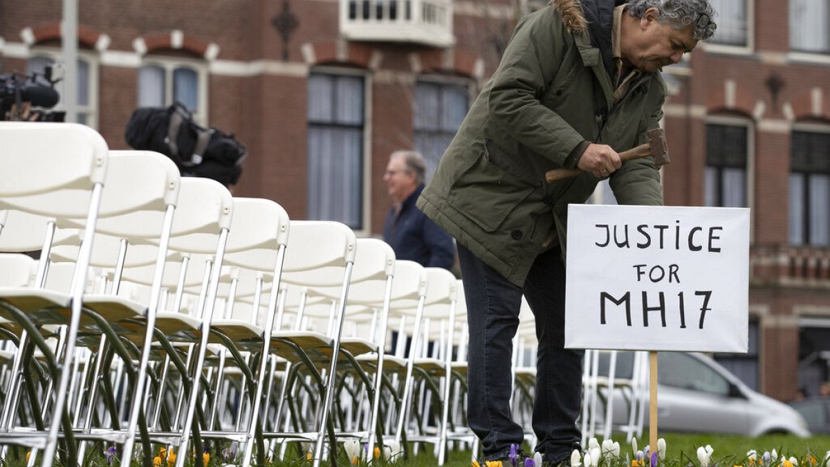  Sedie bianche per ricordare le vittime del volo  della Malaysia Airlines