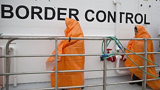 Μετανάστες πάνω σε πλοίο της Frontex