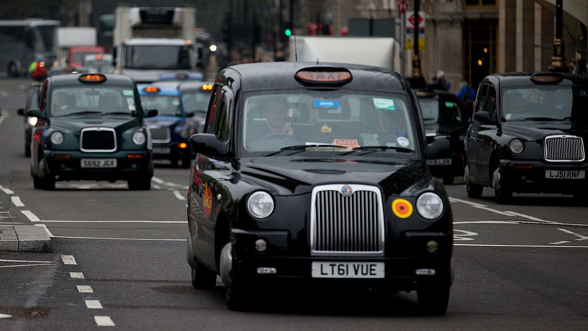 سيارات الأجرة السوداء الشهيرة في العاصمة البريطانية لندن