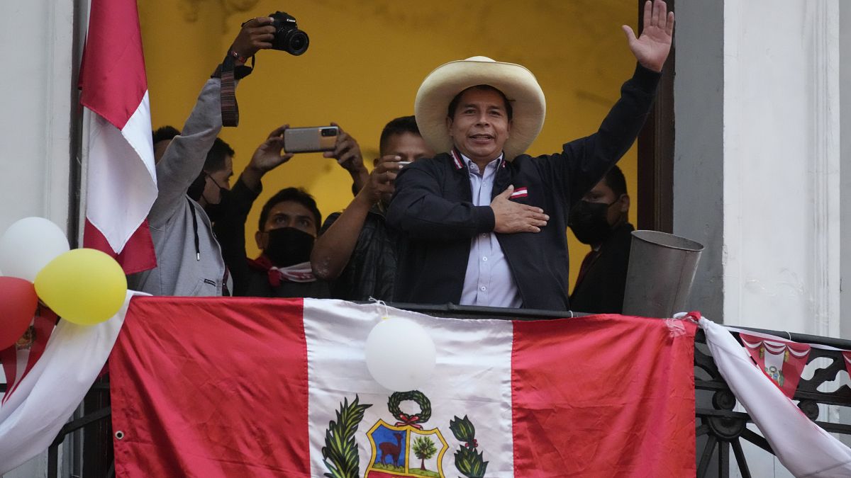 Präsidentschaftskandidat Pedro Castillo liegt in Peru denkbar knapp in Führung. Das kann sich im Handumdrehen ändern
