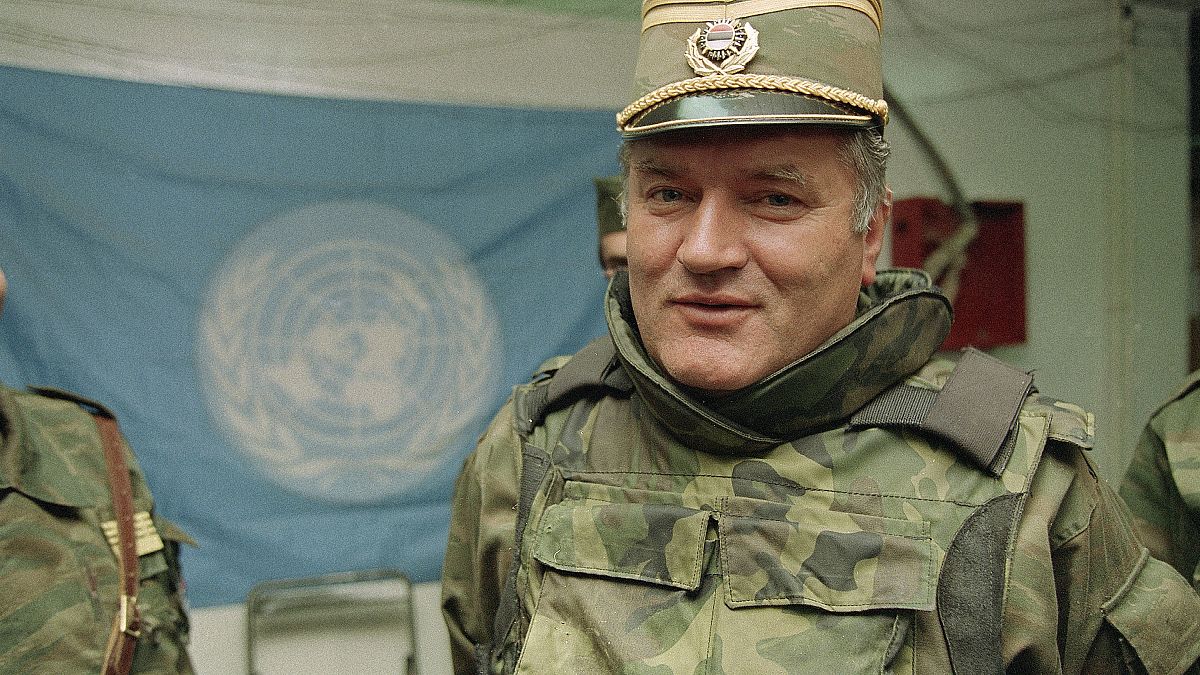 قائد صرب البوسنة راتكو ملاديتش في مطار ساراييفو (أرشيف) 