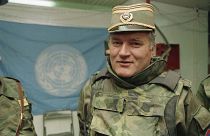 قائد صرب البوسنة راتكو ملاديتش في مطار ساراييفو (أرشيف)