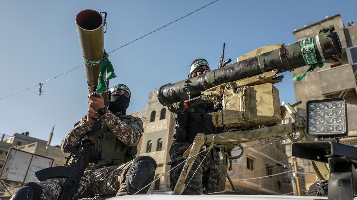 A Hamász katonai szárnyának, az Ezzedin al-Kaszam brigádnak a felvonulása Gázában, május végén 