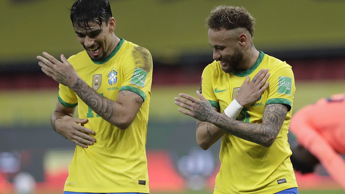 Zwei Frankreich-Legionäre feiern in Porto Alegre am 4.6.21 einen Treffer Brasiliens gegen Ecuador: Lucas Paqueta (links) und Neymar