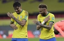 Zwei Frankreich-Legionäre feiern in Porto Alegre am 4.6.21 einen Treffer Brasiliens gegen Ecuador: Lucas Paqueta (links) und Neymar