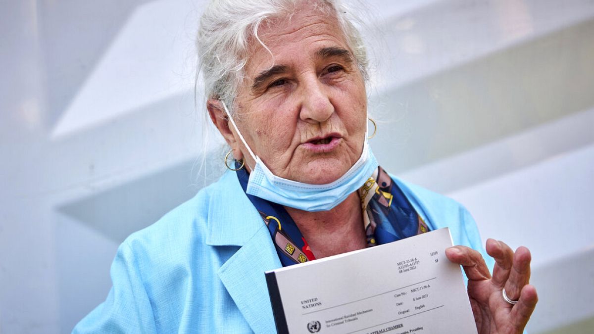 Munira Subasic, eine der "Mütter von Srebrenica", mit dem Urteil gegen Ratko Mladic