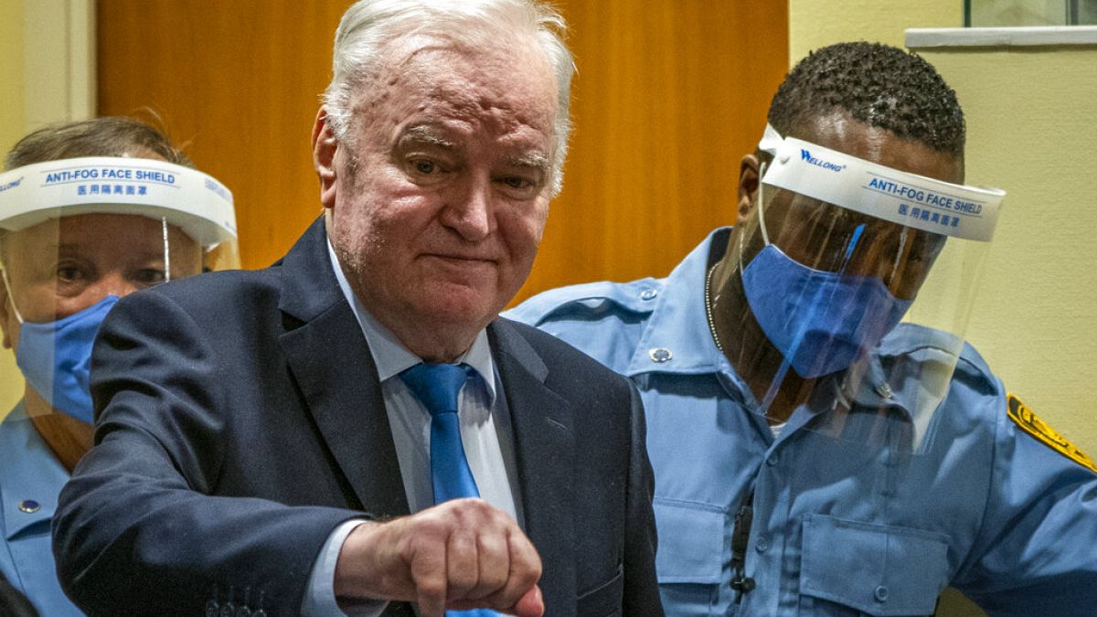 El ex jefe militar serbobosnio Ratko Mladic en la sala del tribunal en La Haya, Países Bajos