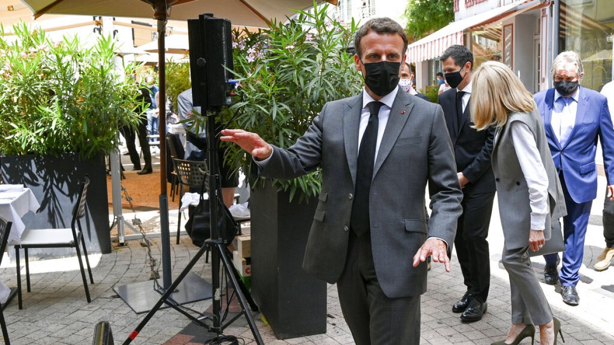 El presidente francés Emmanuel Macron ha recibido una bofetada de un hombre durante una visita en una pequeña ciudad del sureste de Francia
