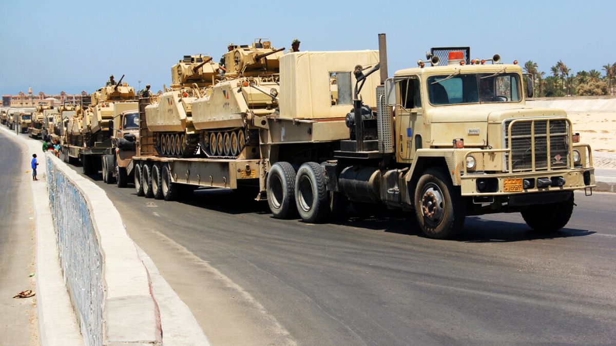 شاحنات تنقل دبابات تابعة للجيش المصري في منطقة العريش، شمال شبه جزيرة سيناء، 9 أغسطس 2012