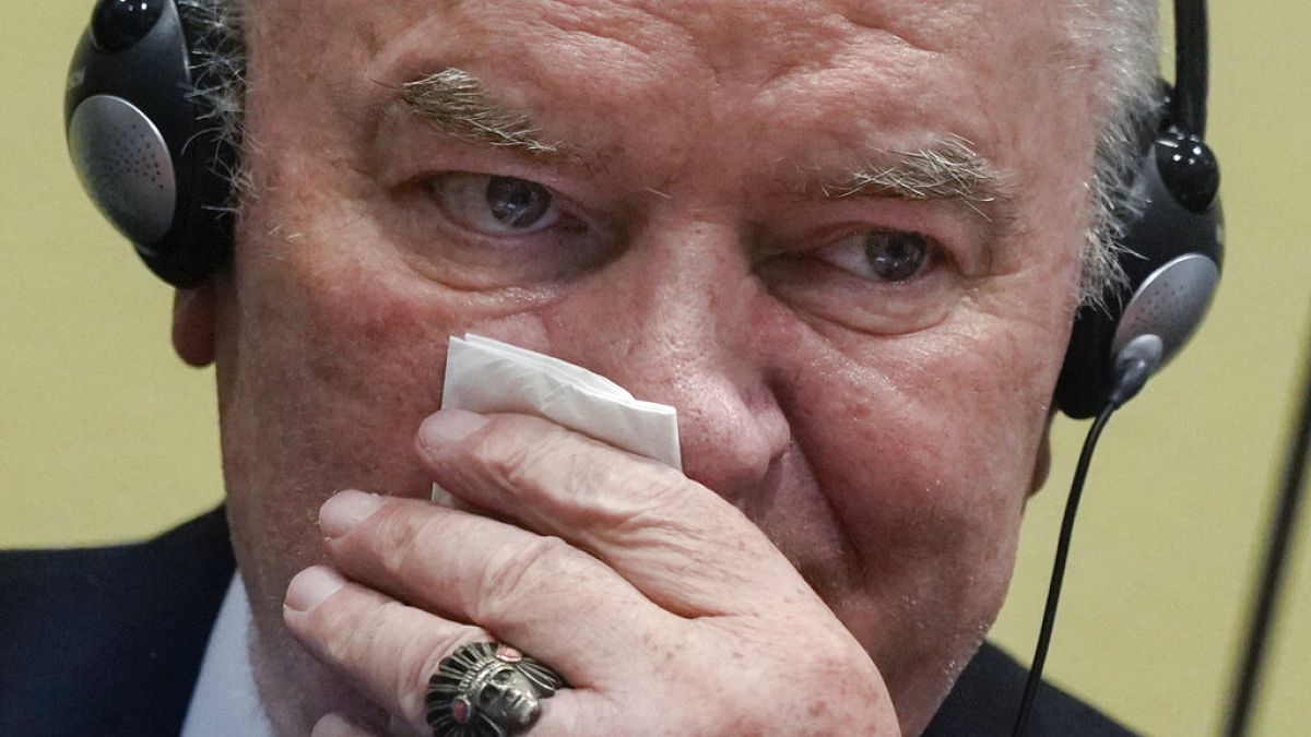 Mladic está a cumprir uma pena perpétua por genocídio