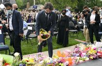 رئيس الوزراء الكندي جاستن ترودو يضع باقة من الزهور تكريما لعائلة مسلمة قتل أفرادها في حادث دهس متعمد. 08/06/2021